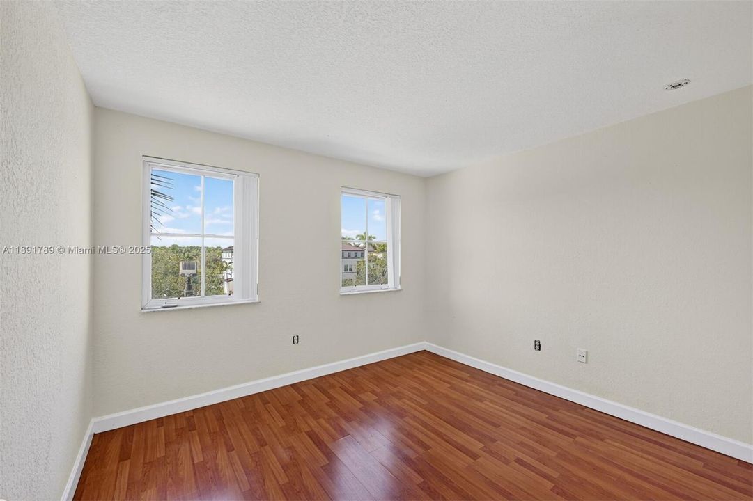 合同活跃: $390,000 (3 贝兹, 2 浴室, 1445 平方英尺)