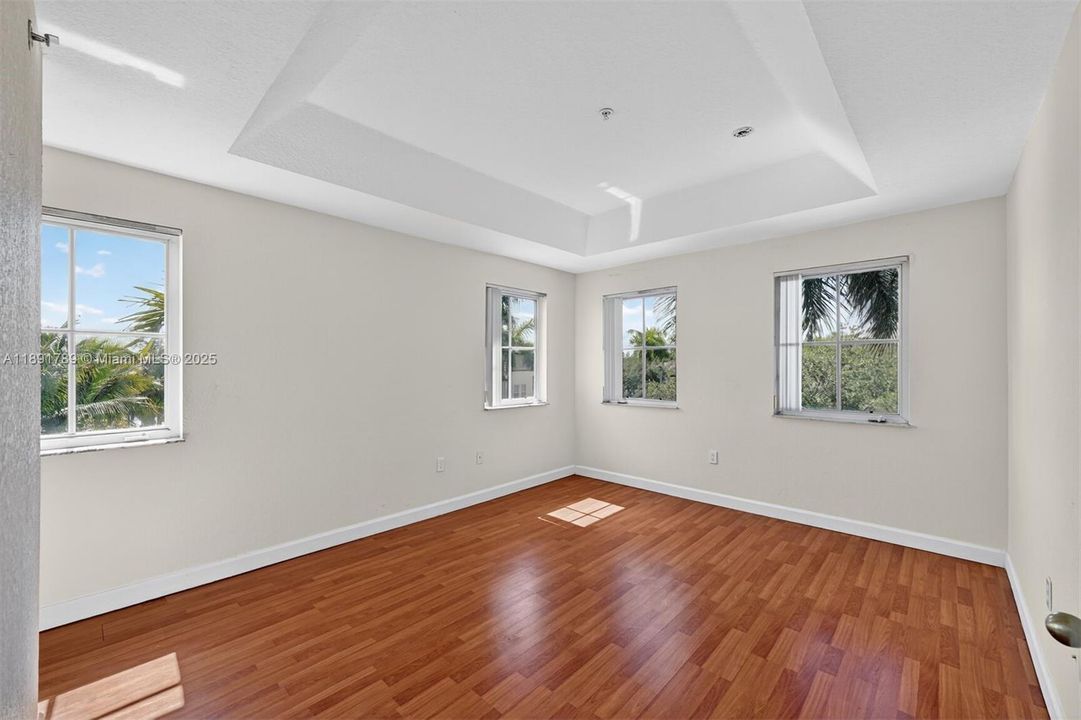 合同活跃: $390,000 (3 贝兹, 2 浴室, 1445 平方英尺)