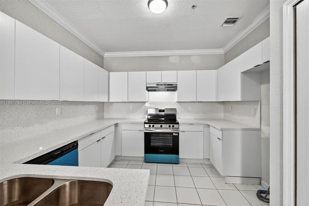 合同活跃: $390,000 (3 贝兹, 2 浴室, 1445 平方英尺)