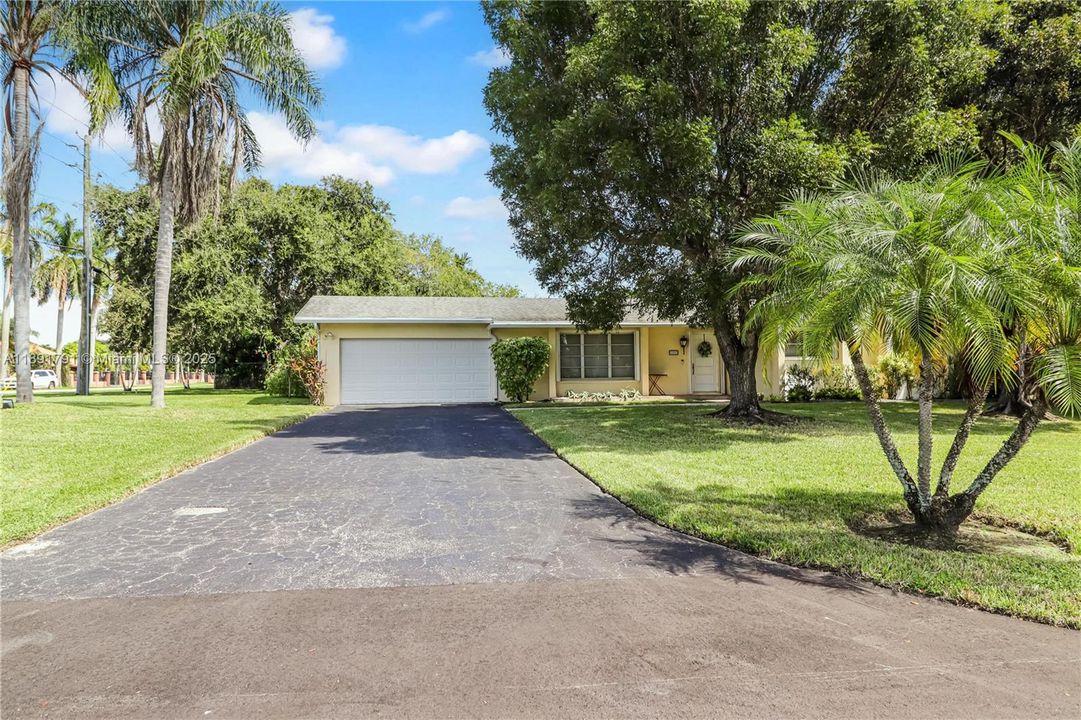 最近售出: $650,000 (4 贝兹, 3 浴室, 2029 平方英尺)