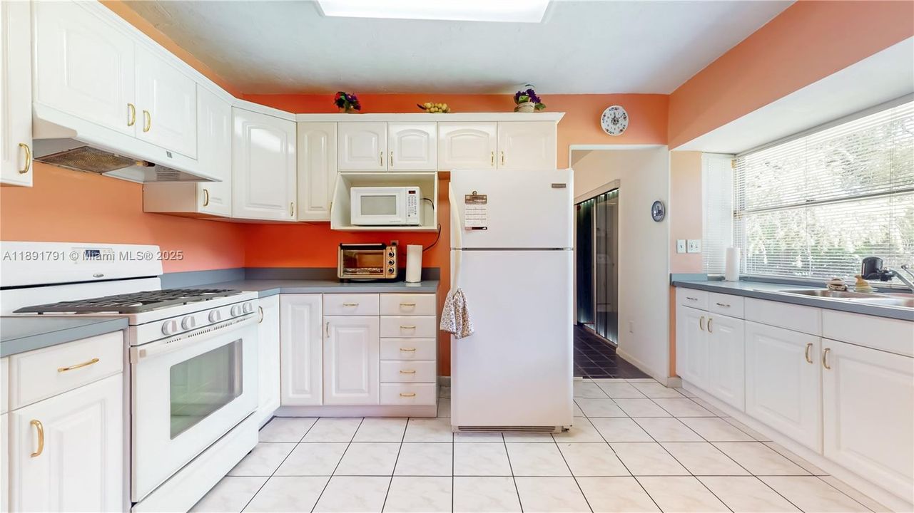 最近售出: $650,000 (4 贝兹, 3 浴室, 2029 平方英尺)