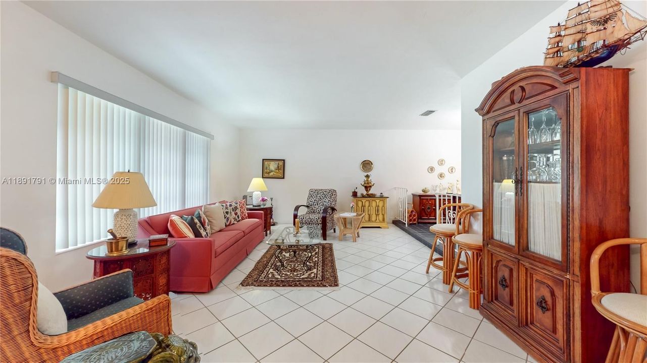 最近售出: $650,000 (4 贝兹, 3 浴室, 2029 平方英尺)