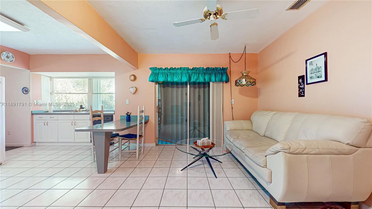 最近售出: $650,000 (4 贝兹, 3 浴室, 2029 平方英尺)