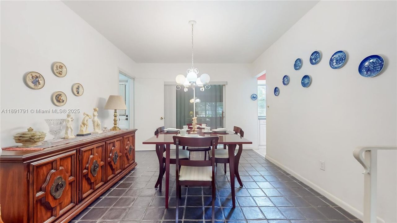 最近售出: $650,000 (4 贝兹, 3 浴室, 2029 平方英尺)