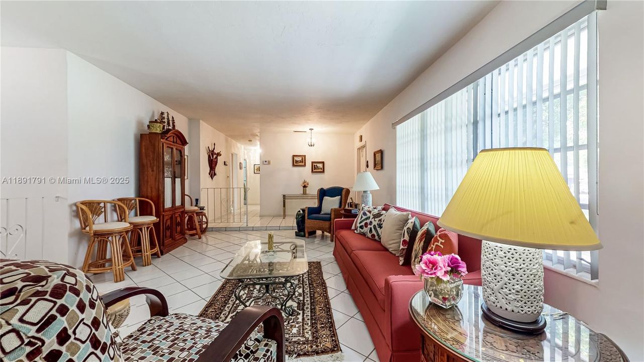 最近售出: $650,000 (4 贝兹, 3 浴室, 2029 平方英尺)