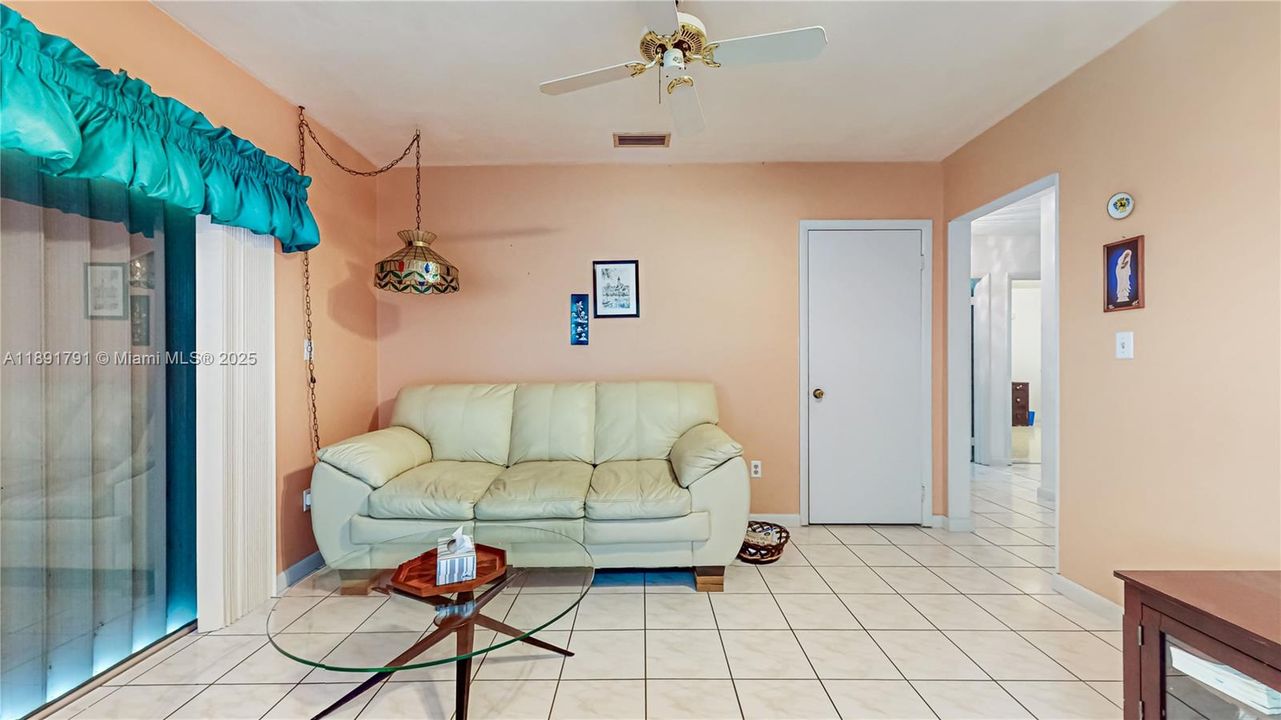 最近售出: $650,000 (4 贝兹, 3 浴室, 2029 平方英尺)