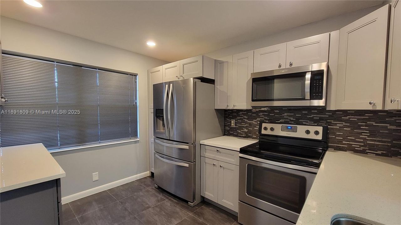 待售: $172,000 (2 贝兹, 2 浴室, 1156 平方英尺)