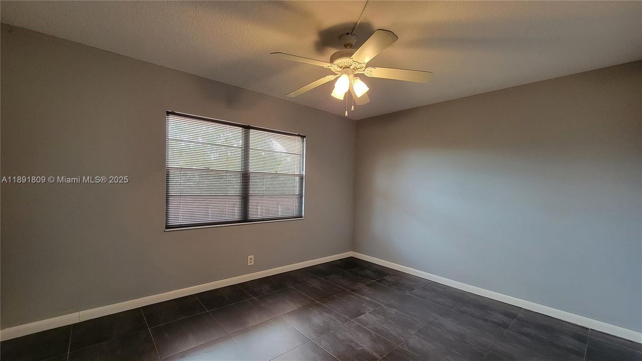 待售: $172,000 (2 贝兹, 2 浴室, 1156 平方英尺)