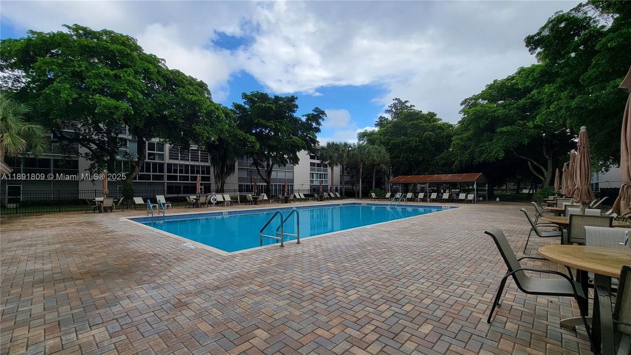 待售: $172,000 (2 贝兹, 2 浴室, 1156 平方英尺)