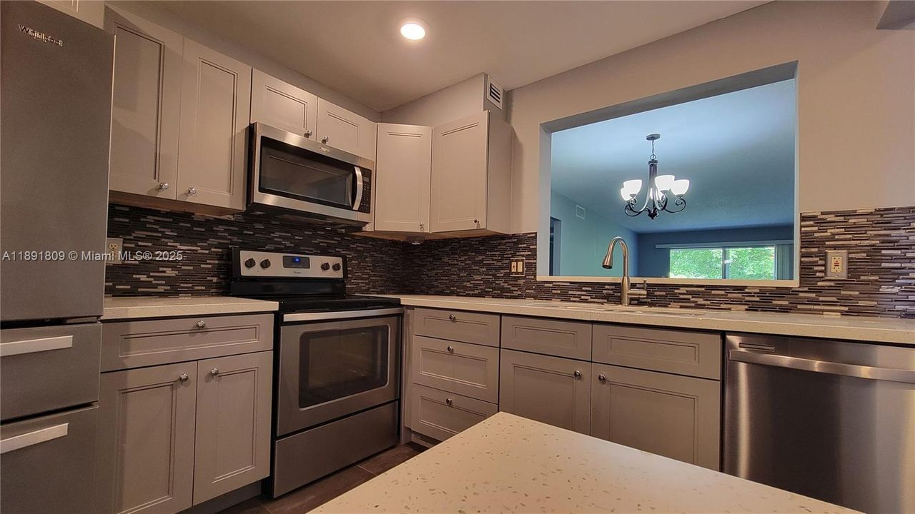 待售: $172,000 (2 贝兹, 2 浴室, 1156 平方英尺)