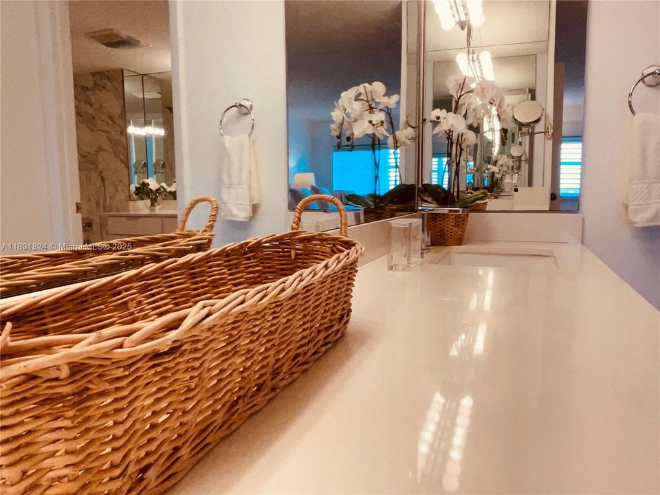 На продажу: $895,000 (2 спален, 2 ванн, 1760 Квадратных фут)