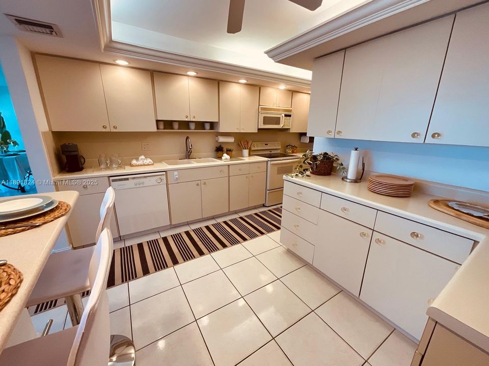 На продажу: $895,000 (2 спален, 2 ванн, 1760 Квадратных фут)