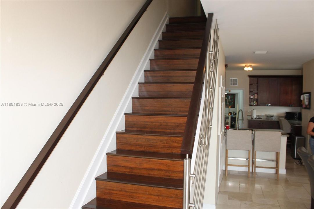 Под контрактом: $3,700 (4 спален, 2 ванн, 1728 Квадратных фут)