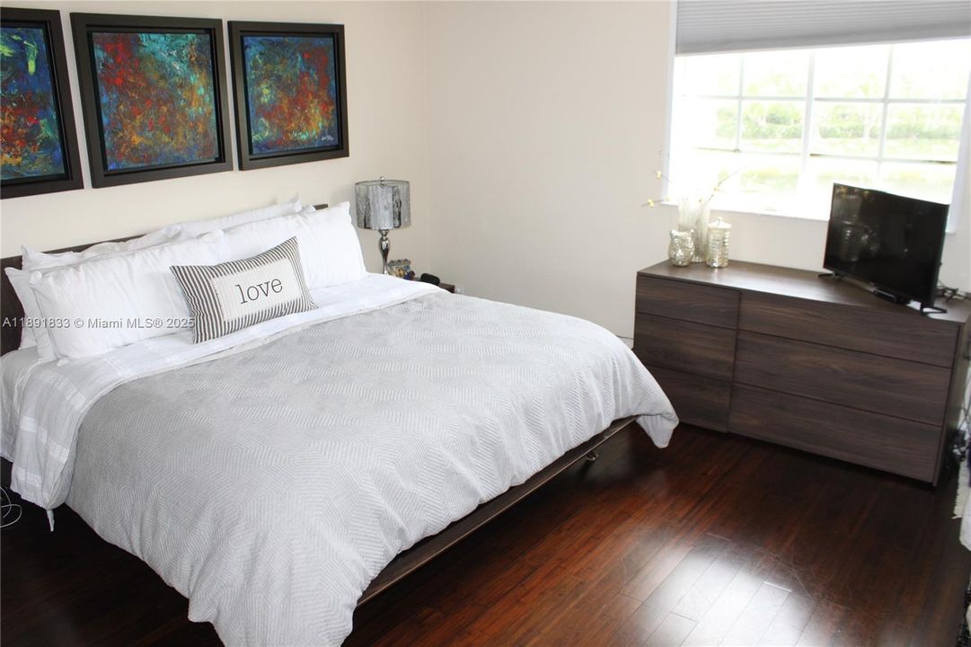 Под контрактом: $3,700 (4 спален, 2 ванн, 1728 Квадратных фут)