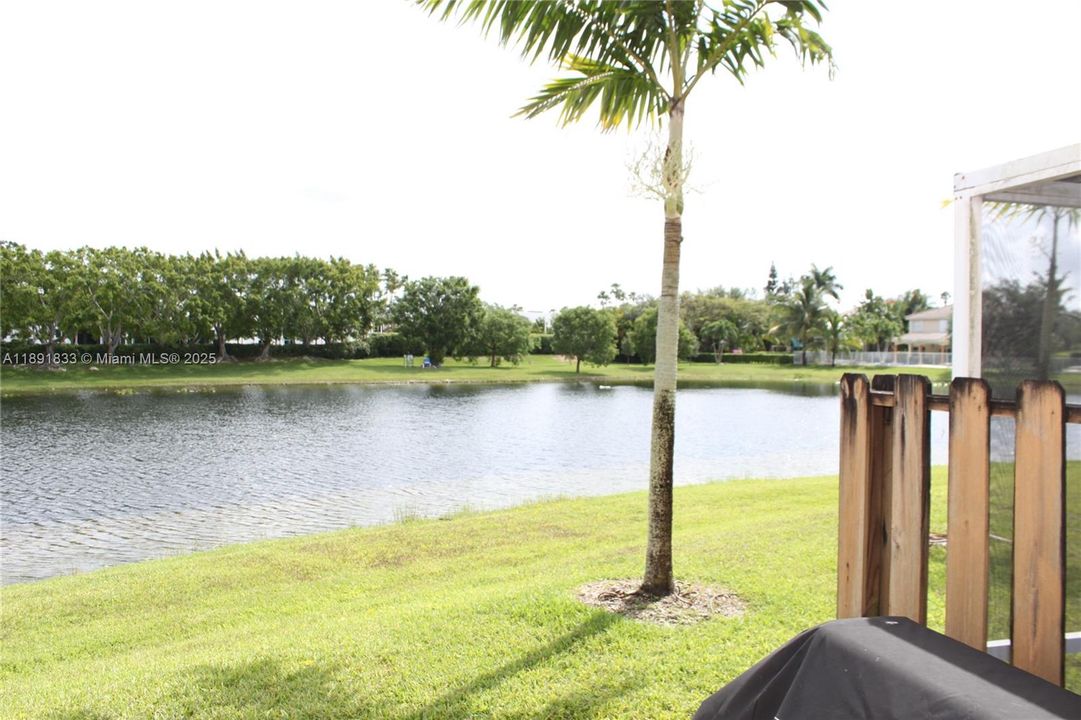 Под контрактом: $3,700 (4 спален, 2 ванн, 1728 Квадратных фут)