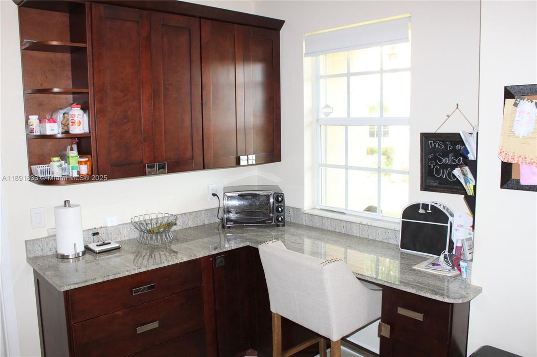 Под контрактом: $3,700 (4 спален, 2 ванн, 1728 Квадратных фут)