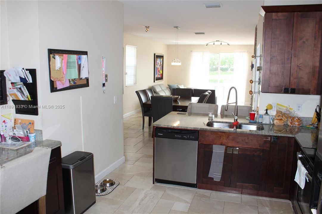 Под контрактом: $3,700 (4 спален, 2 ванн, 1728 Квадратных фут)