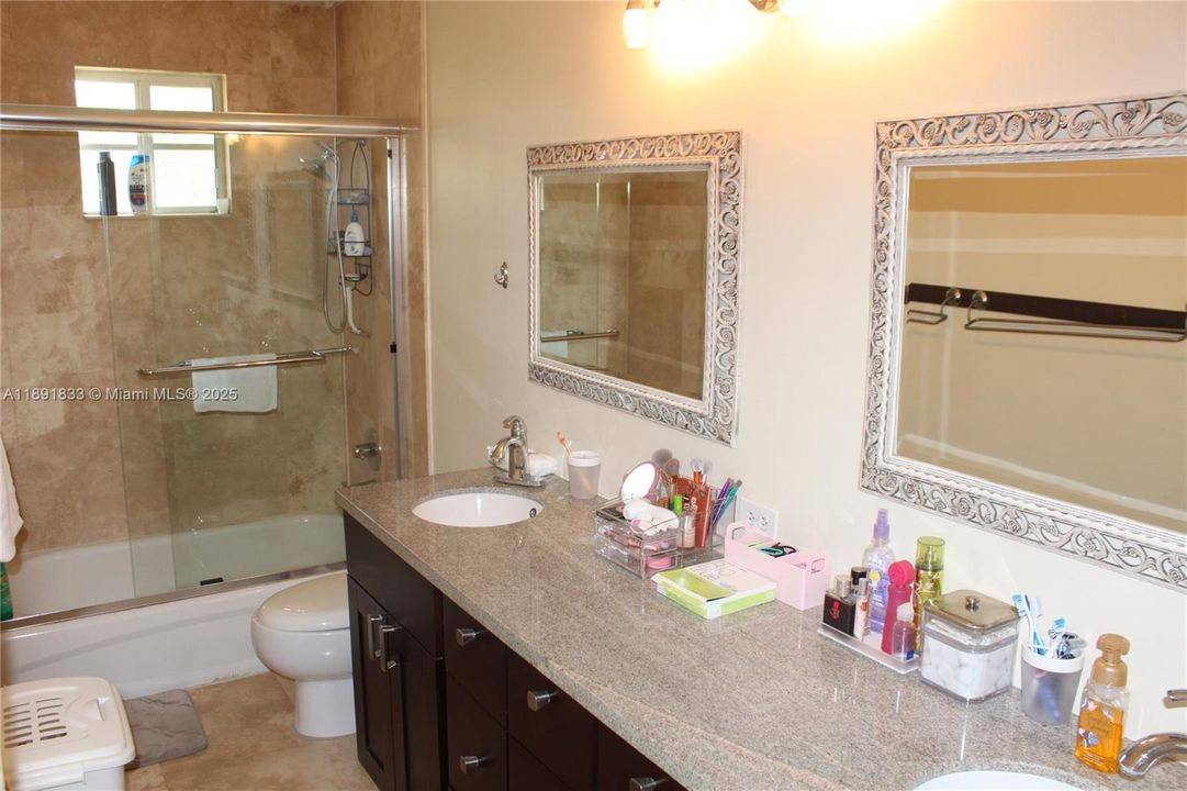 Под контрактом: $3,700 (4 спален, 2 ванн, 1728 Квадратных фут)