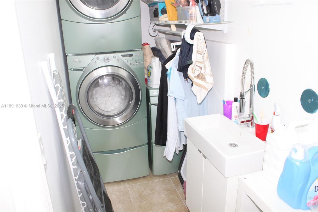 Под контрактом: $3,700 (4 спален, 2 ванн, 1728 Квадратных фут)