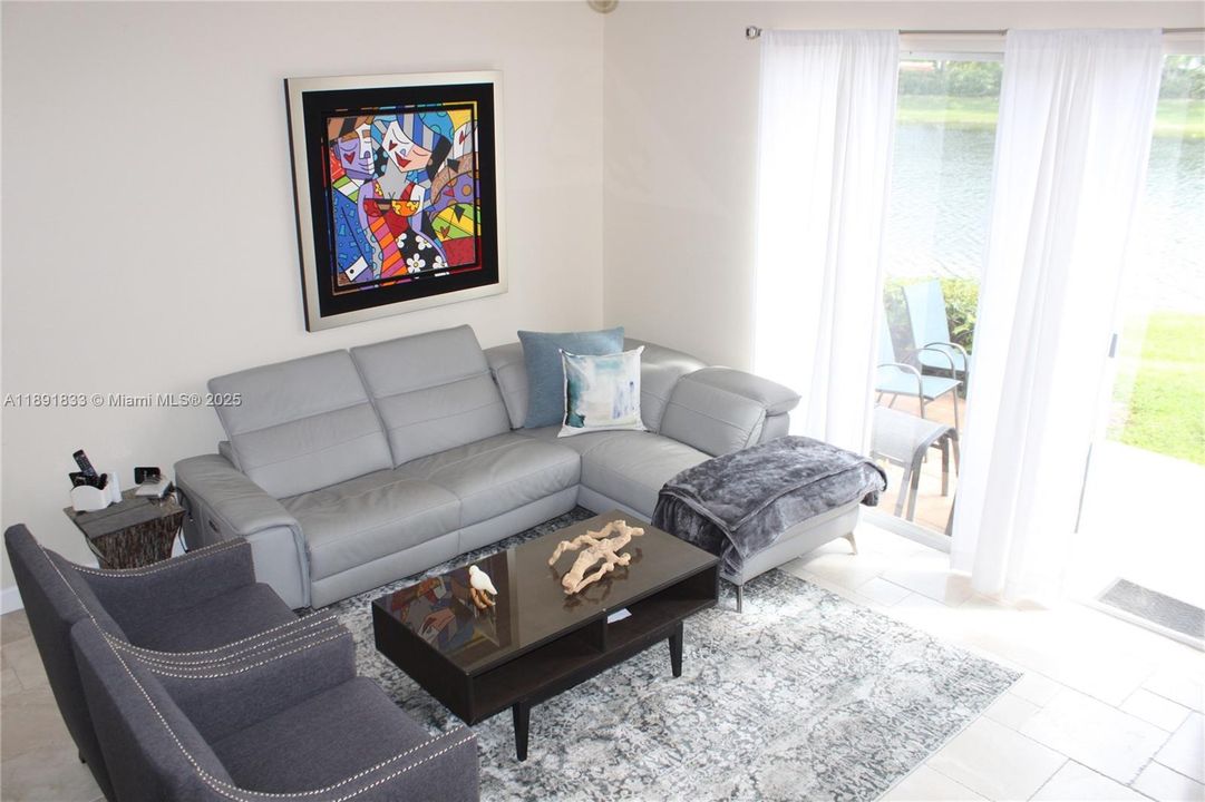 Под контрактом: $3,700 (4 спален, 2 ванн, 1728 Квадратных фут)