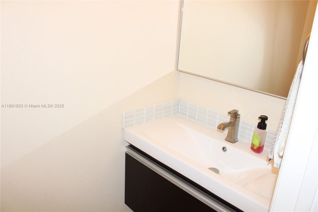 Под контрактом: $3,700 (4 спален, 2 ванн, 1728 Квадратных фут)