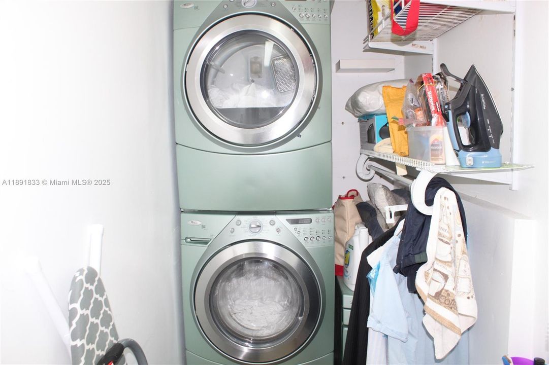 Под контрактом: $3,700 (4 спален, 2 ванн, 1728 Квадратных фут)