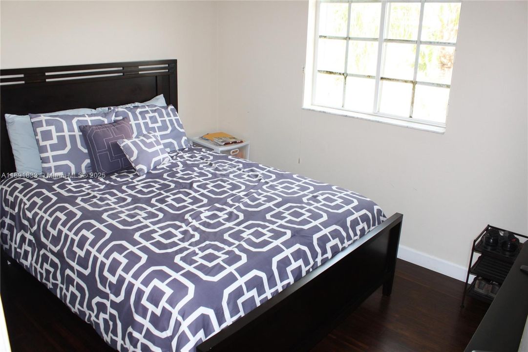 Под контрактом: $3,700 (4 спален, 2 ванн, 1728 Квадратных фут)