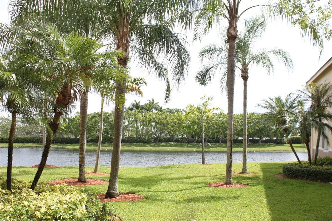 Под контрактом: $3,700 (4 спален, 2 ванн, 1728 Квадратных фут)