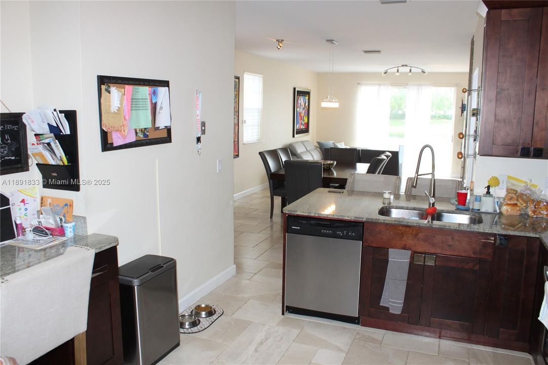 Под контрактом: $3,700 (4 спален, 2 ванн, 1728 Квадратных фут)