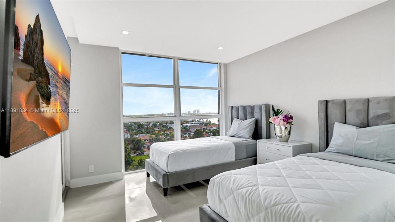 For Sale: $1,090,000 (3 beds, 2 baths, 1930 Square Feet)