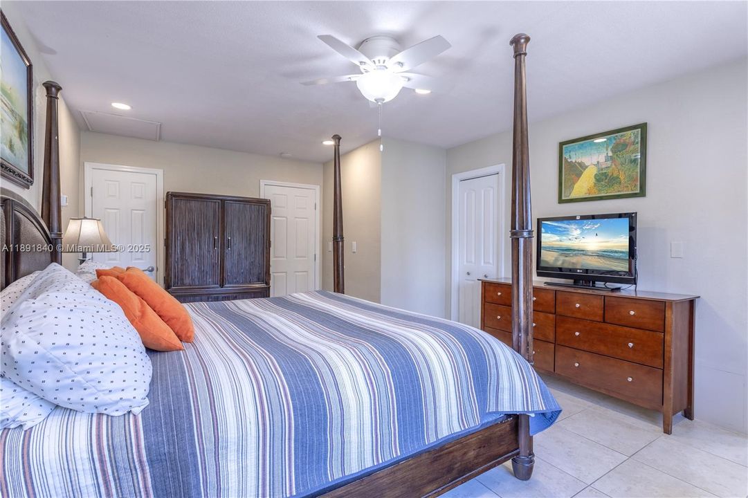 出租: $10,000 (5 贝兹, 3 浴室, 2362 平方英尺)