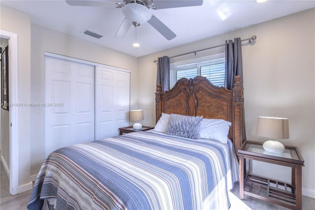 出租: $10,000 (5 贝兹, 3 浴室, 2362 平方英尺)