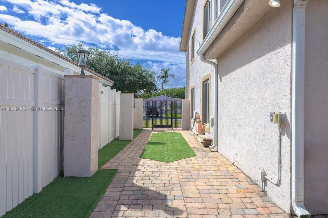 出租: $10,000 (5 贝兹, 3 浴室, 2362 平方英尺)