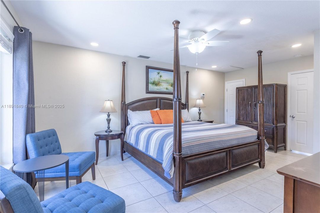 出租: $10,000 (5 贝兹, 3 浴室, 2362 平方英尺)