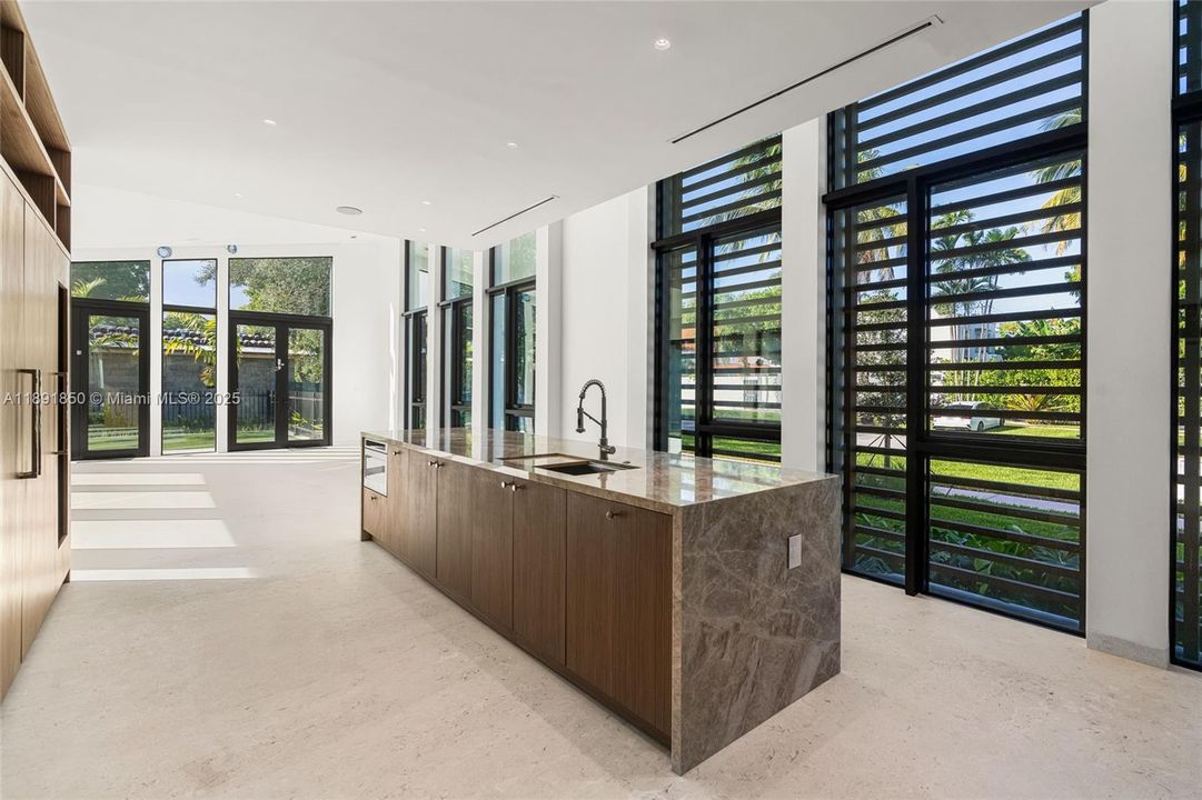 На продажу: $9,000,000 (6 спален, 6 ванн, 5129 Квадратных фут)