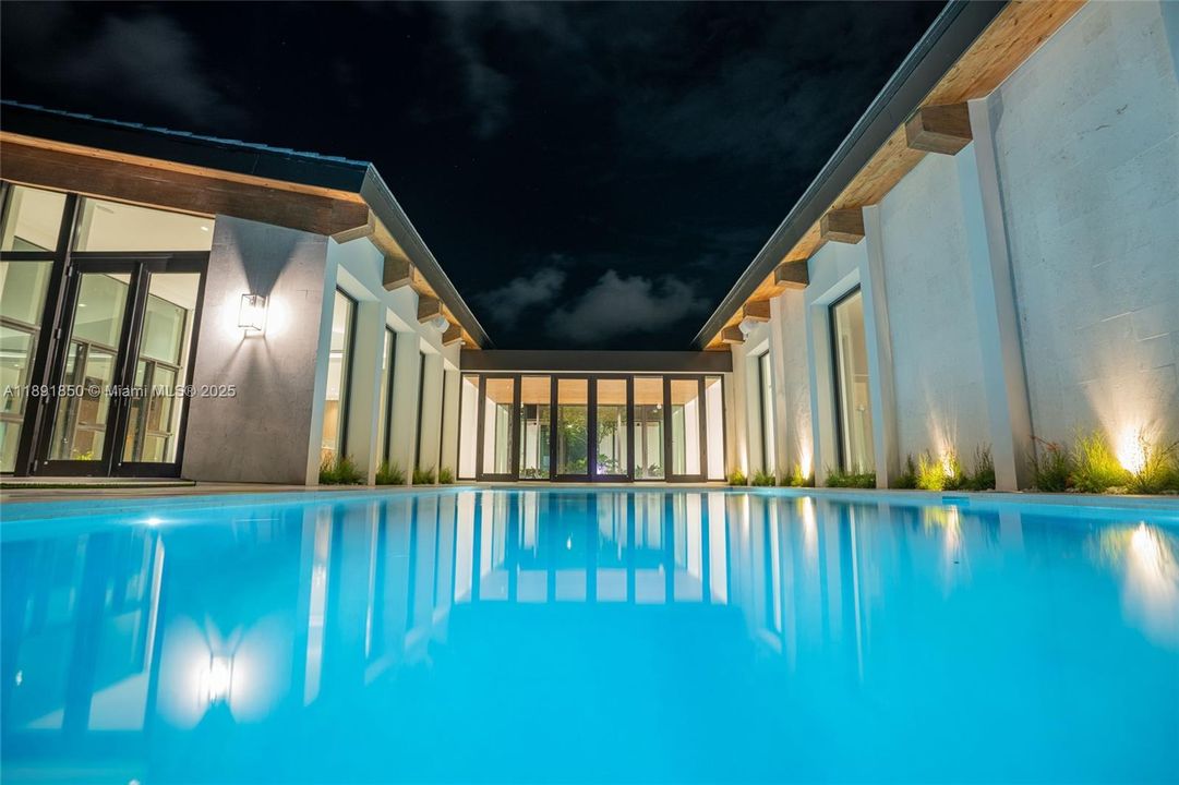 На продажу: $9,000,000 (6 спален, 6 ванн, 5129 Квадратных фут)