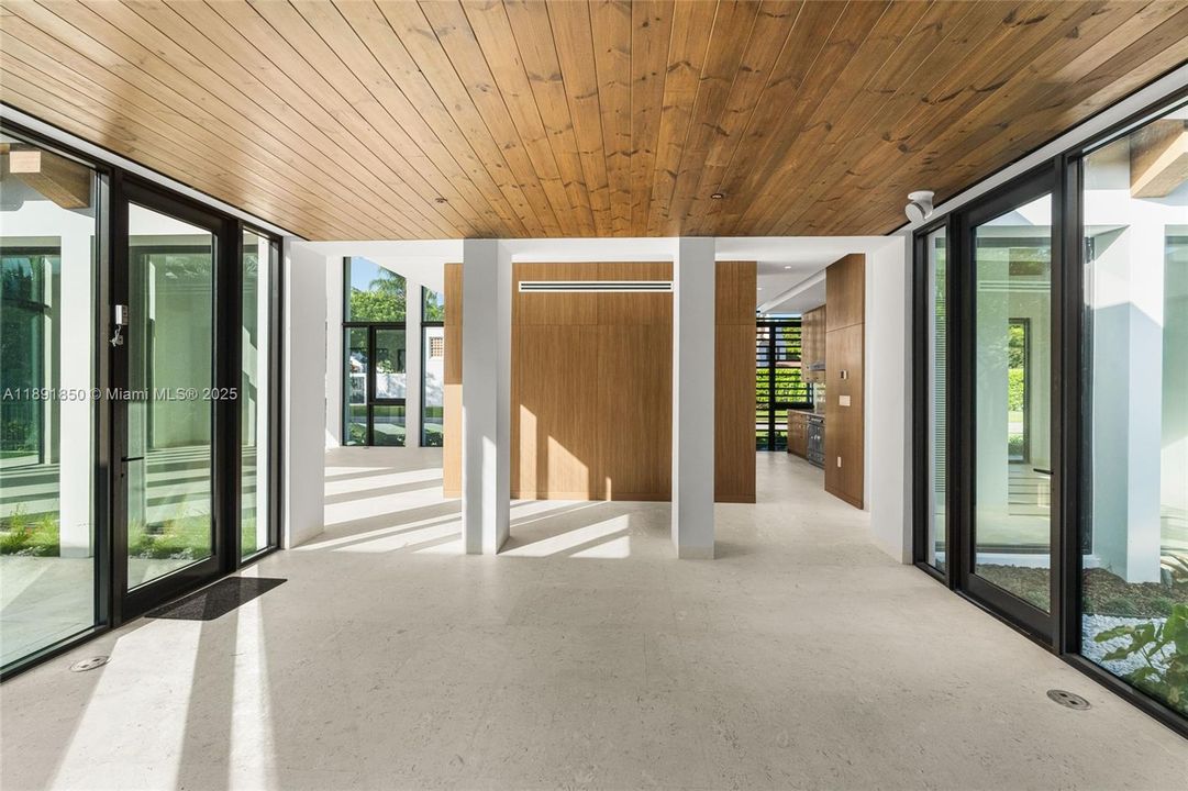 На продажу: $9,000,000 (6 спален, 6 ванн, 5129 Квадратных фут)