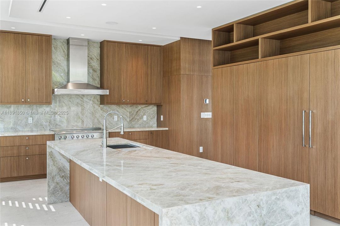 На продажу: $9,000,000 (6 спален, 6 ванн, 5129 Квадратных фут)