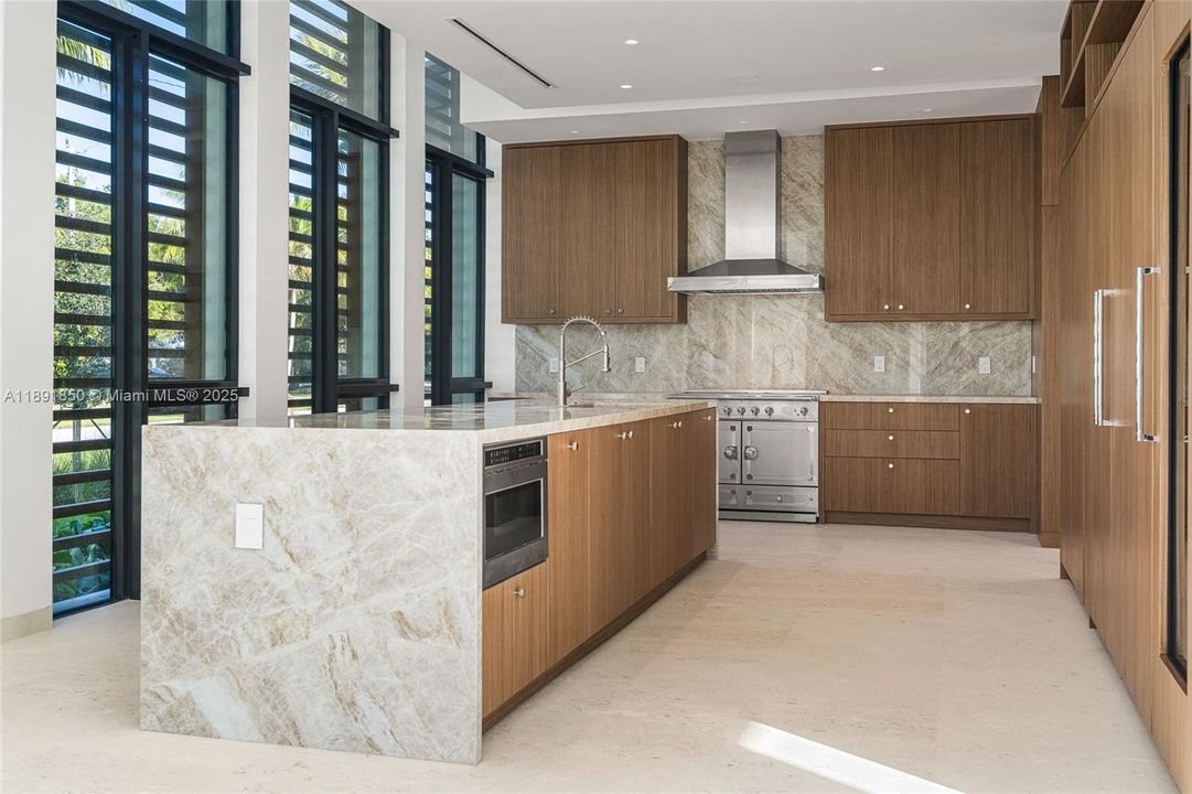 На продажу: $9,000,000 (6 спален, 6 ванн, 5129 Квадратных фут)