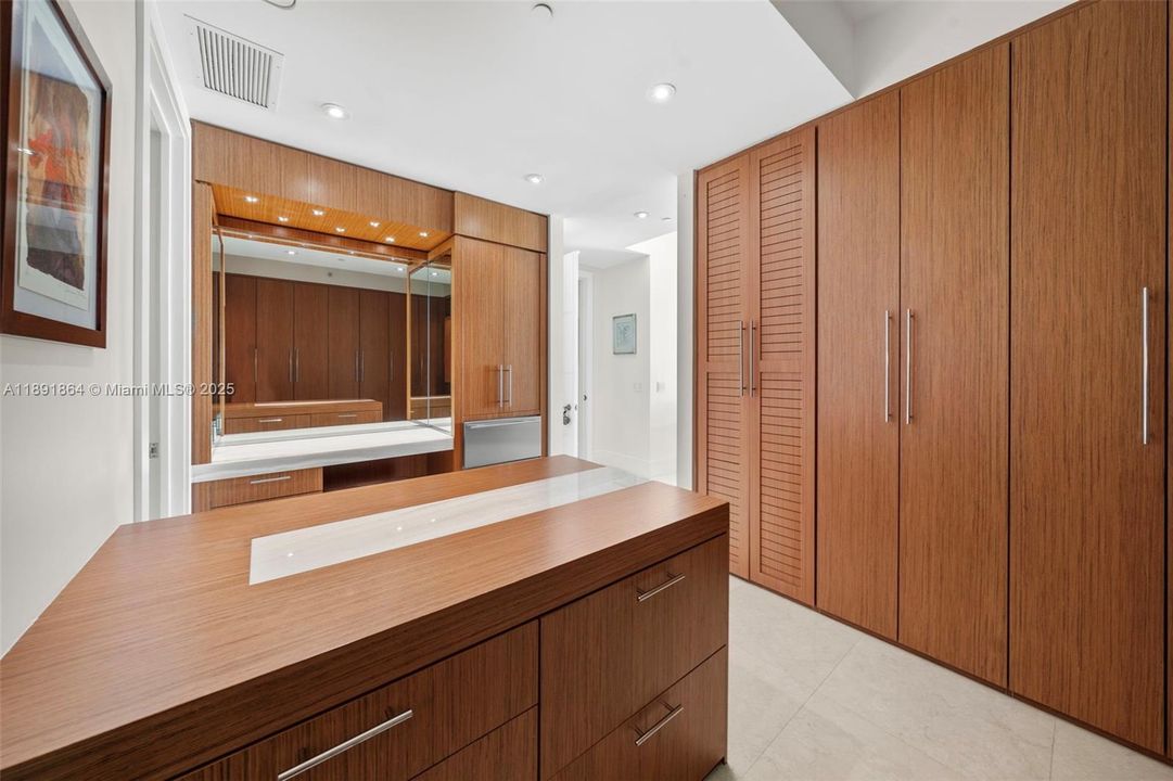 For Sale: $7,200,000 (3 beds, 3 baths, 3128 Square Feet)