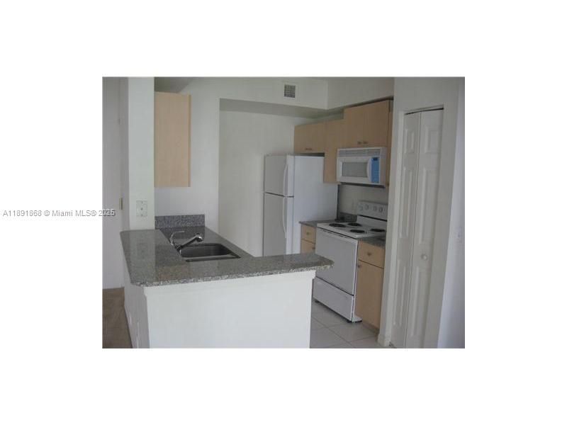 Active With Contract: $1,975 (1 beds, 1 baths, 850 Square Feet)