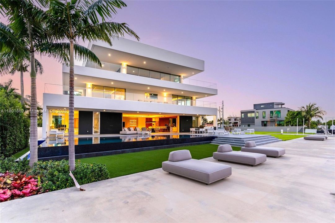 For Sale: $14,995,000 (5 beds, 4 baths, 8315 Square Feet)