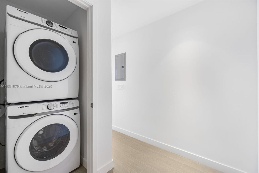 Activo con contrato: $8,000 (1 camas, 1 baños, 875 Pies cuadrados)