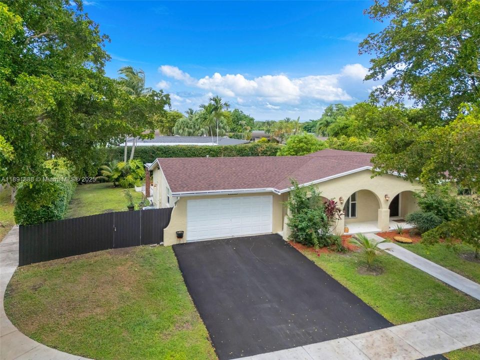 Недавно продано: $829,999 (4 спален, 2 ванн, 1809 Квадратных фут)