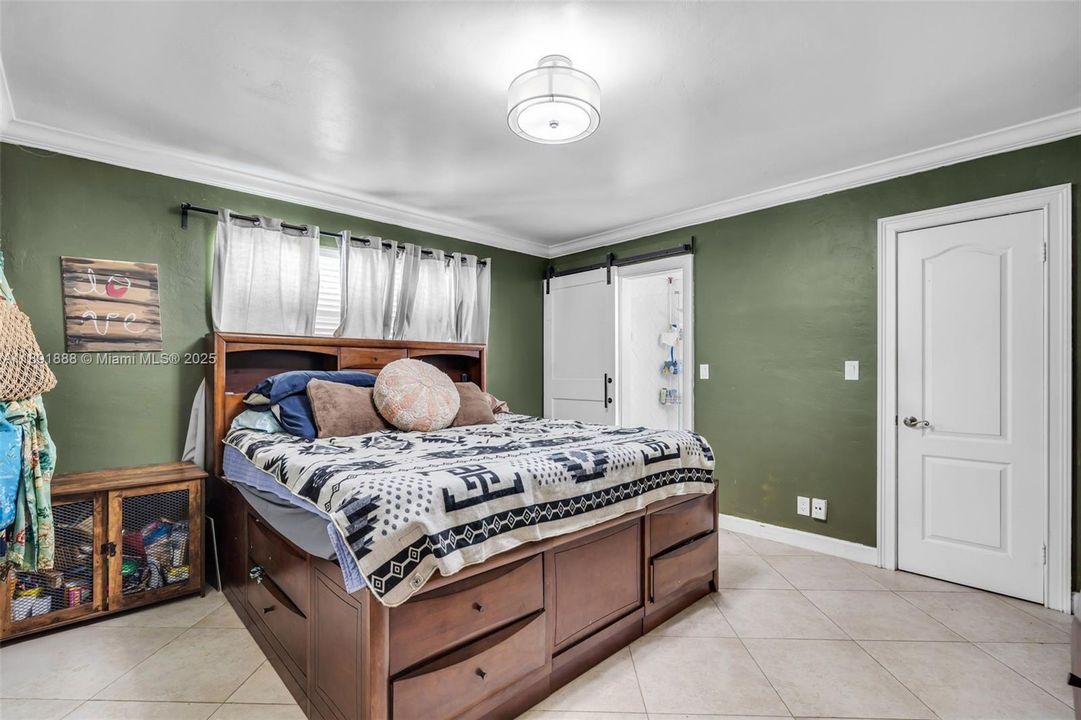 Недавно продано: $829,999 (4 спален, 2 ванн, 1809 Квадратных фут)