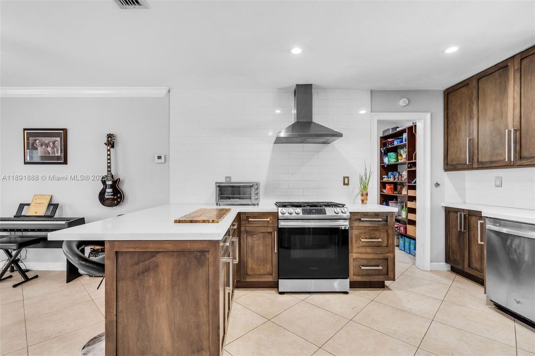 Недавно продано: $829,999 (4 спален, 2 ванн, 1809 Квадратных фут)