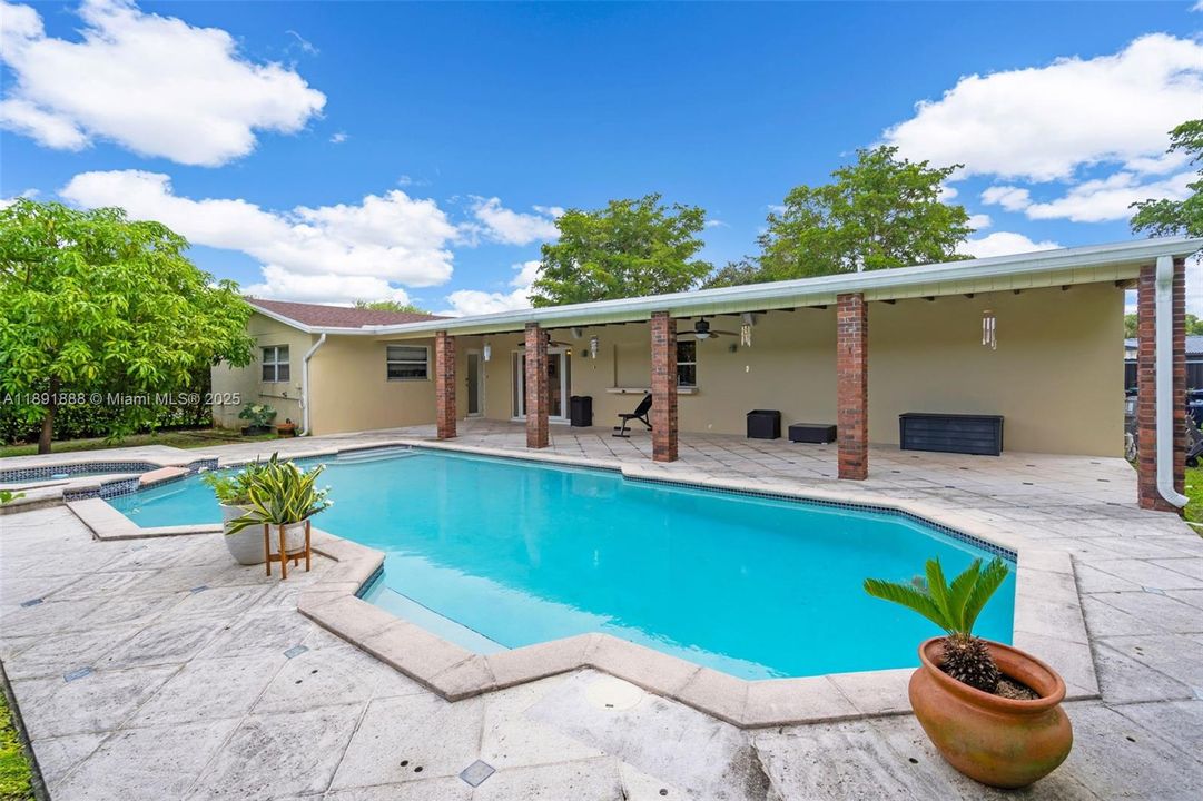 Недавно продано: $829,999 (4 спален, 2 ванн, 1809 Квадратных фут)