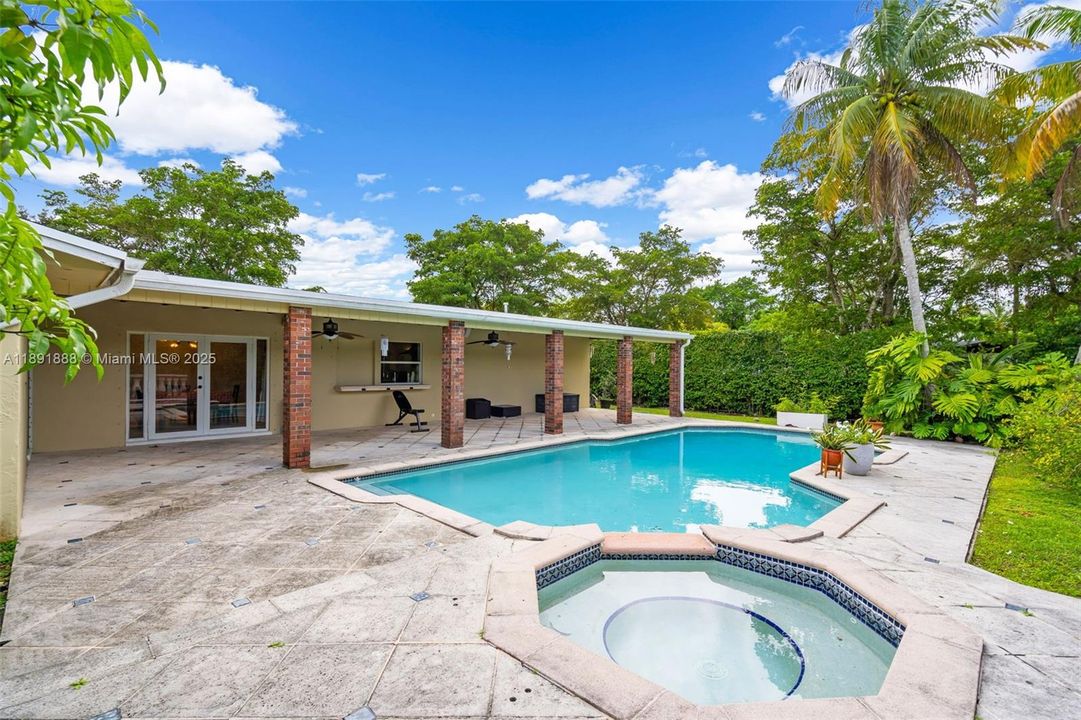 Недавно продано: $829,999 (4 спален, 2 ванн, 1809 Квадратных фут)