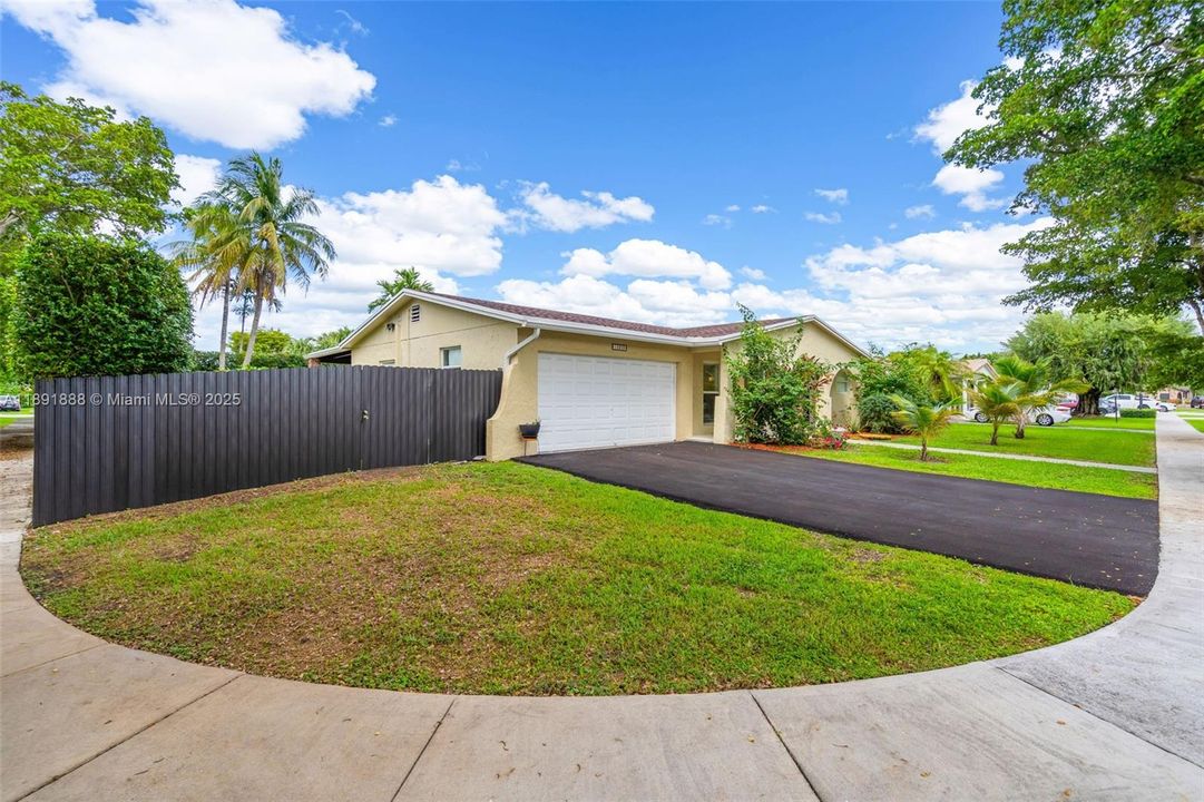 Недавно продано: $829,999 (4 спален, 2 ванн, 1809 Квадратных фут)