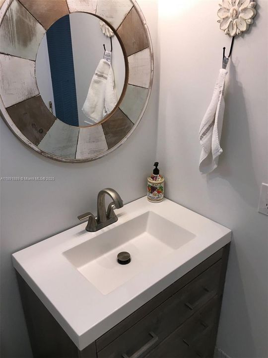 合同活跃: $1,750 (1 贝兹, 1 浴室, 587 平方英尺)